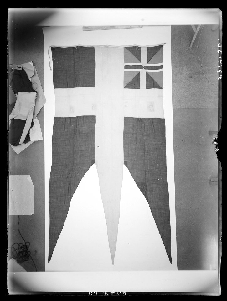 Finansdepartementet, svensk örlogsflagga - Livrustkammaren - 17351