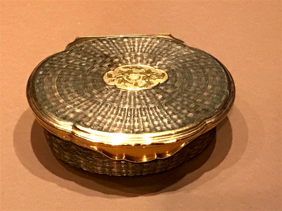 Gold snuff-box with polished braiding