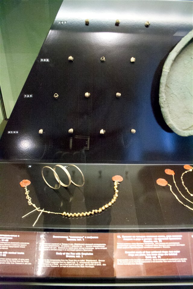 Golden jewelry from Troya