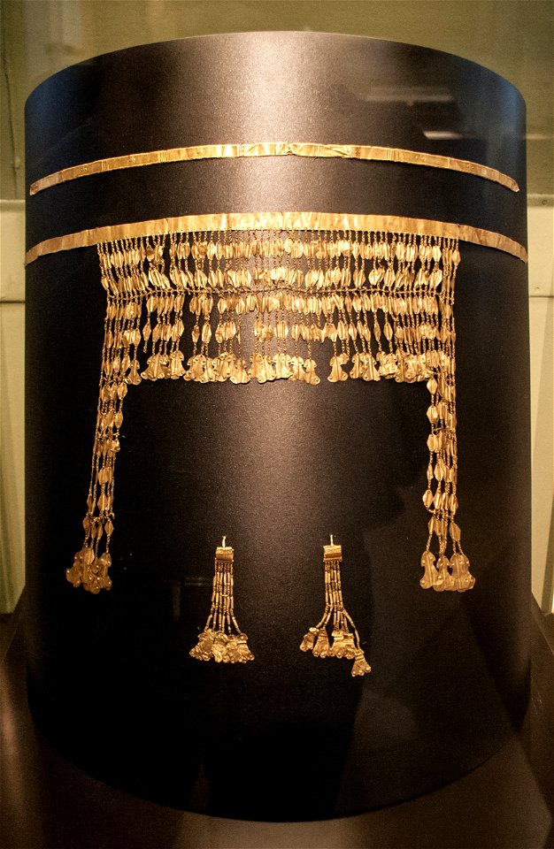 Golden diadem with pendants