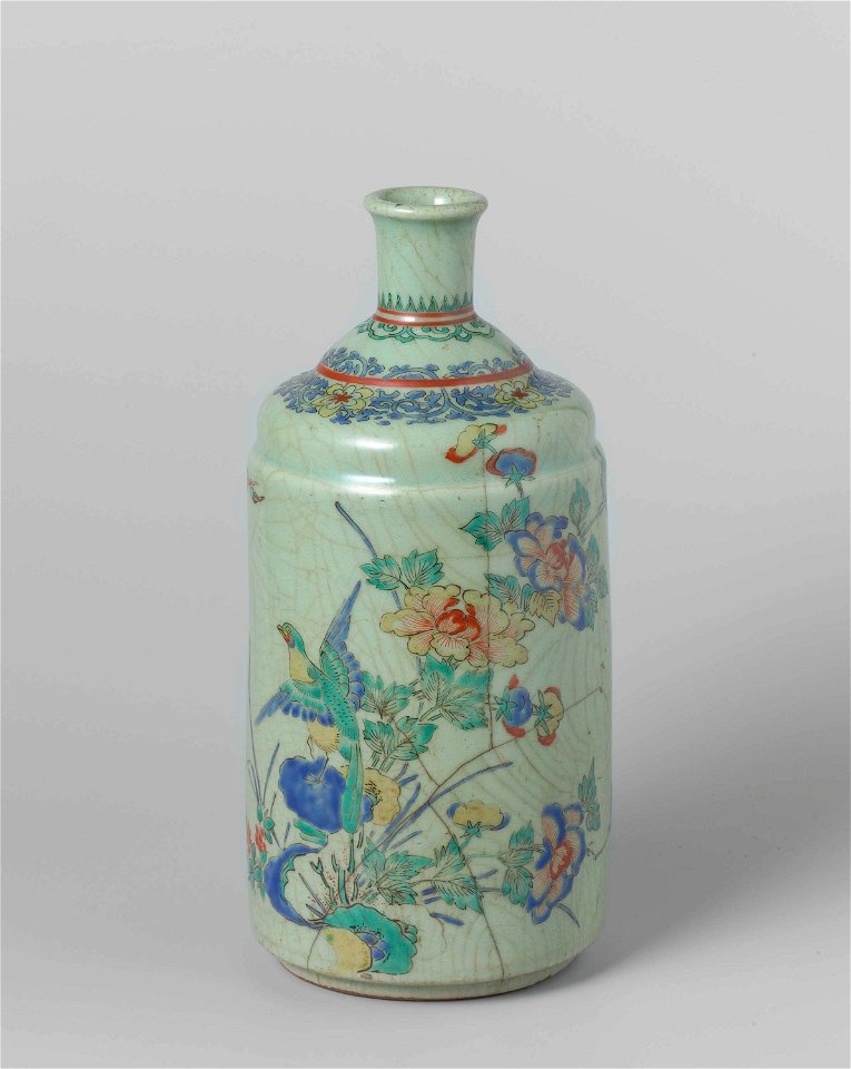 Fles met bloemen en vogels in emails op een celadon-glazuur