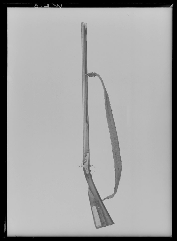 Flintlåsbössa, 1740-tal med rysk pipa, låset ändrat till slaglås - Livrustkammaren - 1757