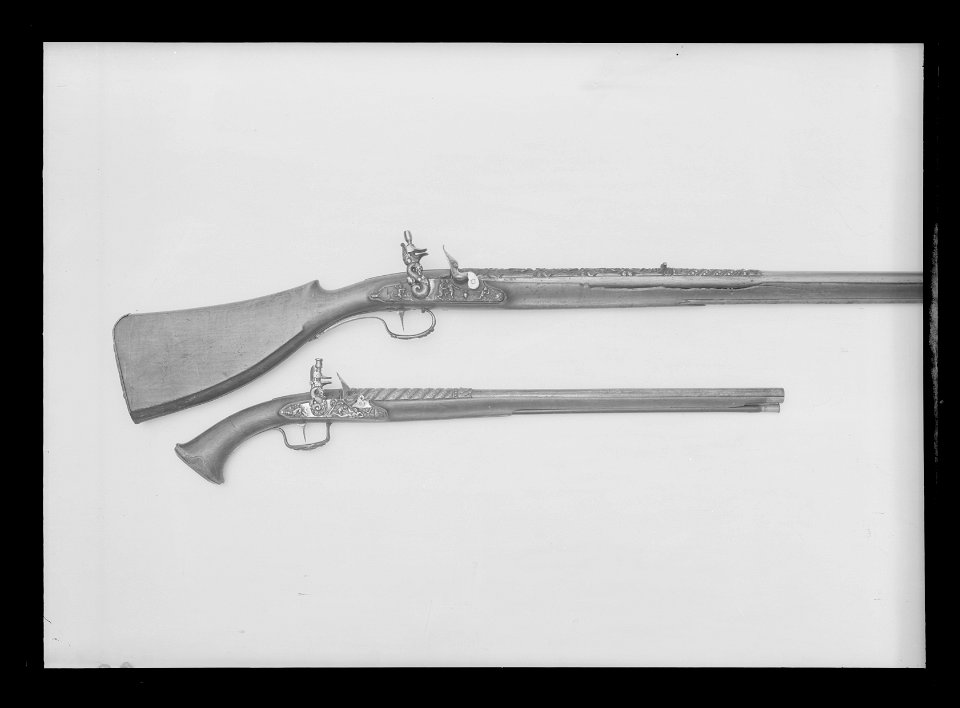 Flintlåsbössa, troligen tillverkad i Liège, 1640-tal, i garnityr med pistoler nr 5321-2 - Livrustkammaren - 18214