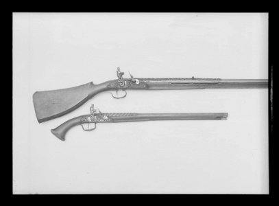 Flintlåsbössa, troligen tillverkad i Liège, 1640-tal, i garnityr med pistoler nr 5321-2 - Livrustkammaren - 18214