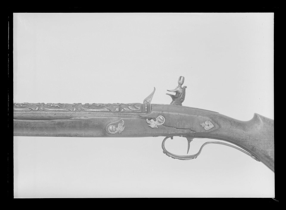 Flintlåsbössa, troligen tillverkad i Liège, 1640-tal, i garnityr med pistoler nr 5321-2 - Livrustkammaren - 35344