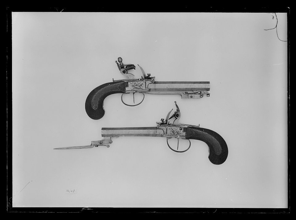 Flintlåsfickpistol med lådlås och bajonett, Belgien , 1700-talets slut, par med nr 9949 - Livrustkammaren - 26273