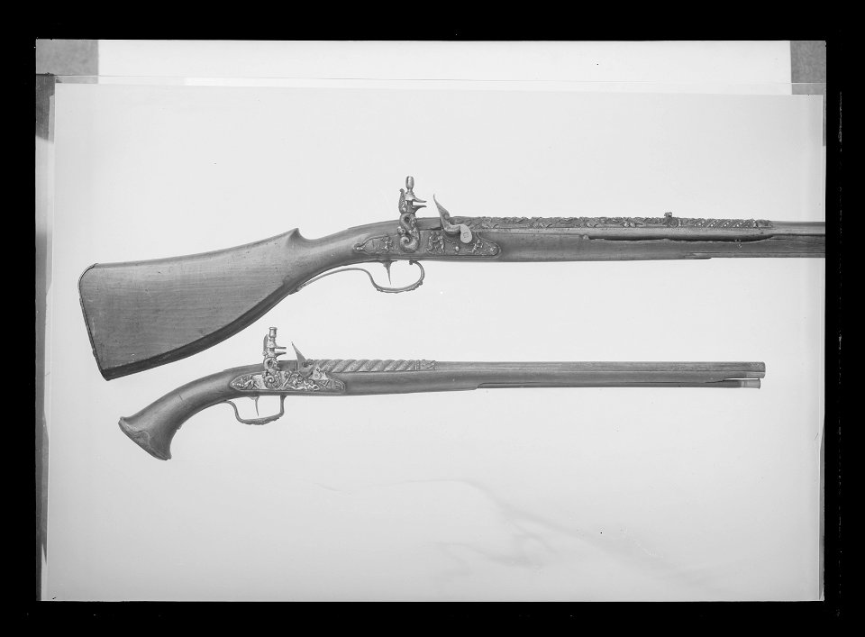 Flintlåsbössa, troligen tillverkad i Liège, 1640-tal, i garnityr med pistoler nr 5321-2 - Livrustkammaren - 52466