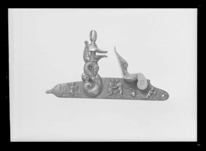 Flintlåsbössa, troligen tillverkad i Liège, 1640-tal, i garnityr med pistoler nr 5321-2 - Livrustkammaren - 9652