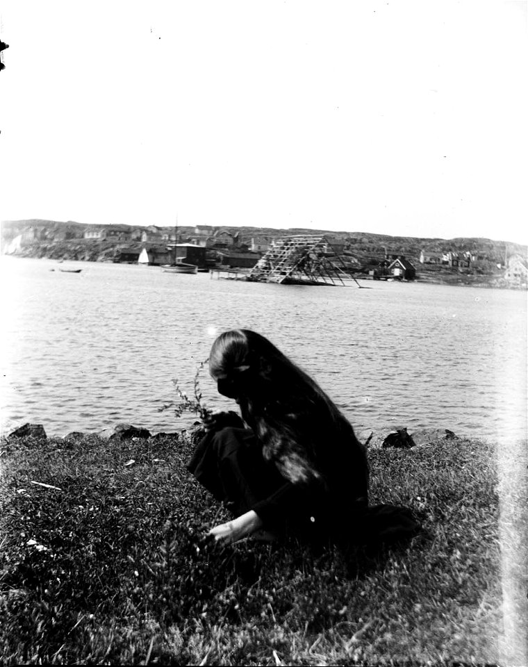 Flicka plockat blommor på strand. Fiskebäckskil, Bohuslän - Nordiska Museet - NMA.0054143