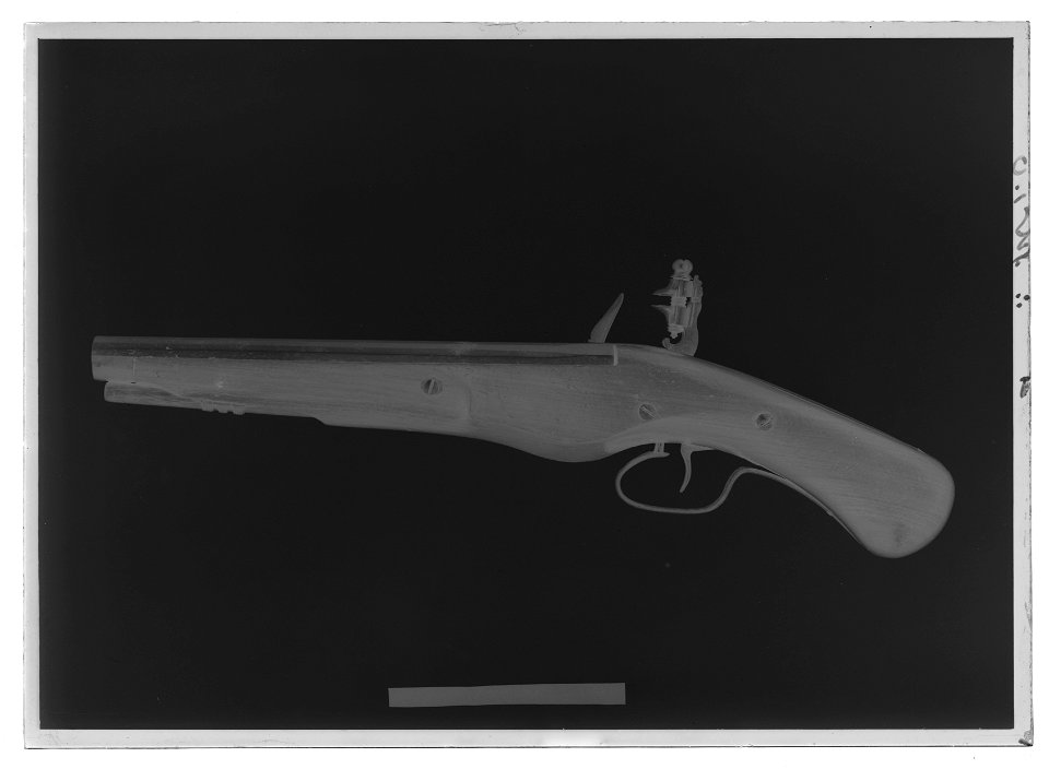 Flintlåspistol med fängkrutsmagasin, Frankrike , ca 1630 - Livrustkammaren - 52671-negative
