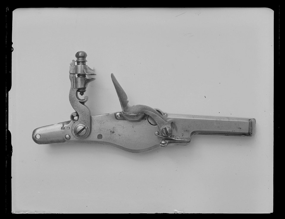 Flintlåspistol med fängkrutsmagasin, Frankrike , ca 1630 - Livrustkammaren - 70785