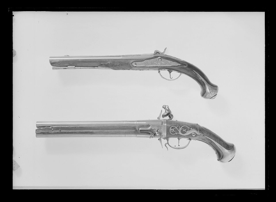 Flintlåspistol, pipan signerad à Paris (efterapning ), 1700-talets mitt, låset ändrat till slaglås - Livrustkammaren - 69692