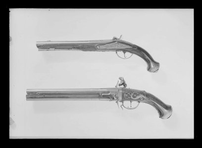 Flintlåspistol, pipan signerad à Paris (efterapning ), 1700-talets mitt, låset ändrat till slaglås - Livrustkammaren - 69692