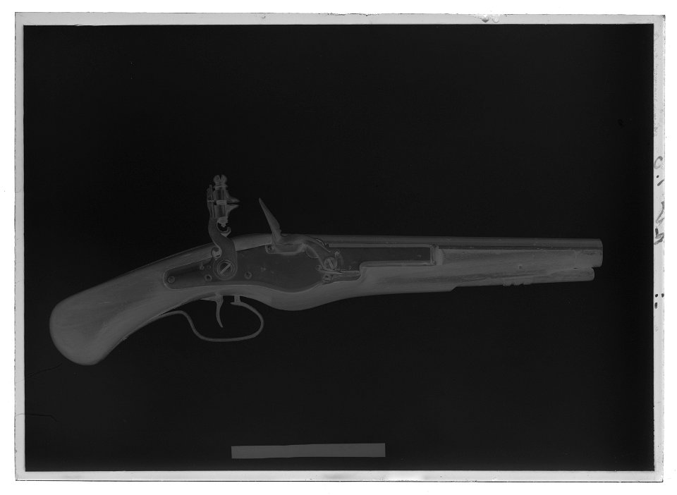 Flintlåspistol med fängkrutsmagasin, Frankrike , ca 1630 - Livrustkammaren - 61232-negative