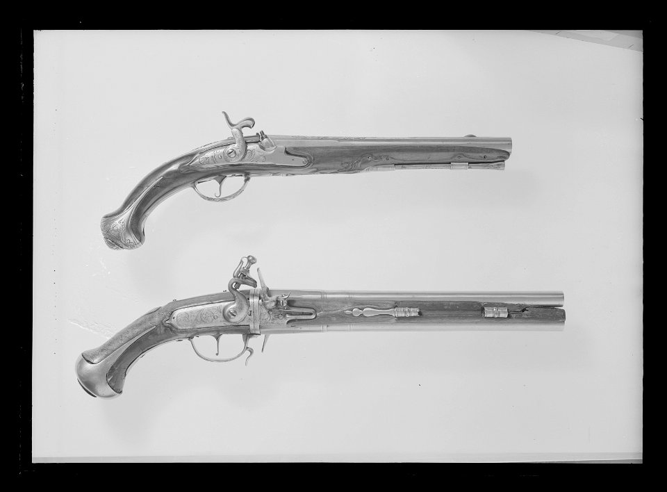 Flintlåspistol, pipan signerad à Paris (efterapning ), 1700-talets mitt, låset ändrat till slaglås - Livrustkammaren - 35450