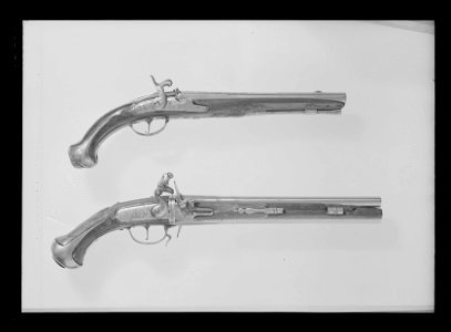 Flintlåspistol, pipan signerad à Paris (efterapning ), 1700-talets mitt, låset ändrat till slaglås - Livrustkammaren - 35450