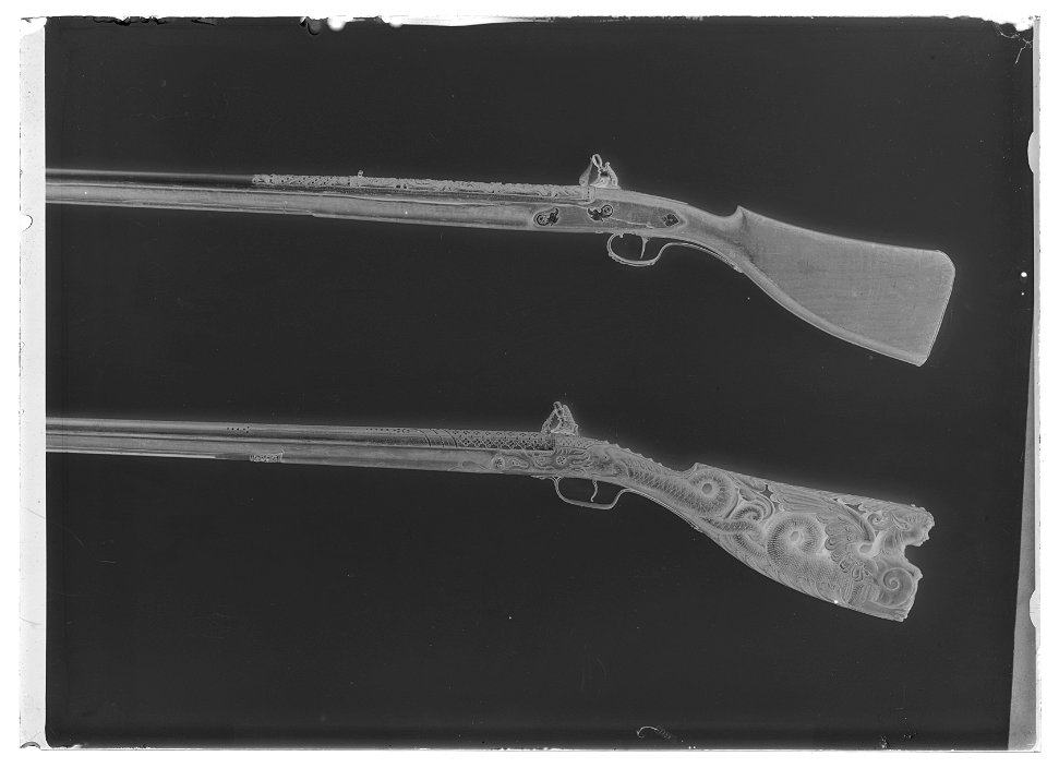 Flintlåsbössa, troligen tillverkad i Liège, 1640-tal, i garnityr med pistoler nr 5321-2 - Livrustkammaren - 34999-negative