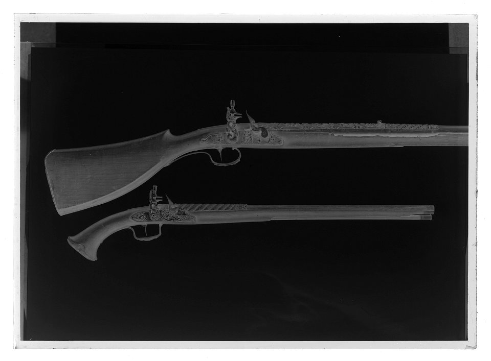 Flintlåsbössa, troligen tillverkad i Liège, 1640-tal, i garnityr med pistoler nr 5321-2 - Livrustkammaren - 52466-negative