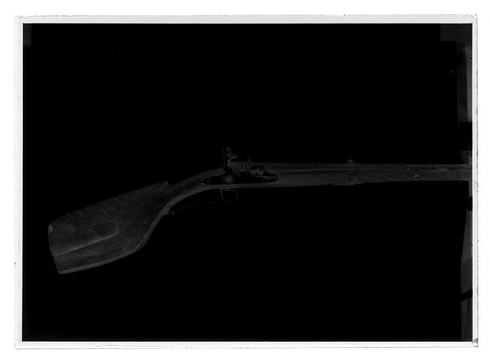 Flintlåsbössa ca 1640 - Livrustkammaren - 69586-negative