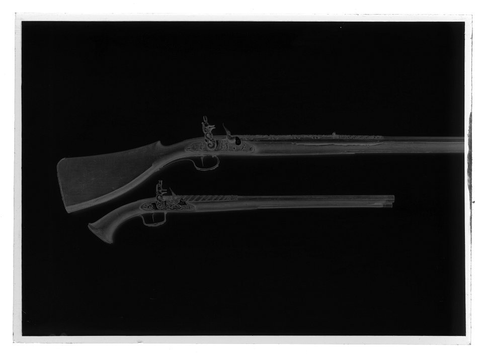Flintlåsbössa, troligen tillverkad i Liège, 1640-tal, i garnityr med pistoler nr 5321-2 - Livrustkammaren - 18214-negative