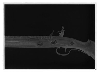 Flintlåsbössa, troligen tillverkad i Liège, 1640-tal, i garnityr med pistoler nr 5321-2 - Livrustkammaren - 35344-negative