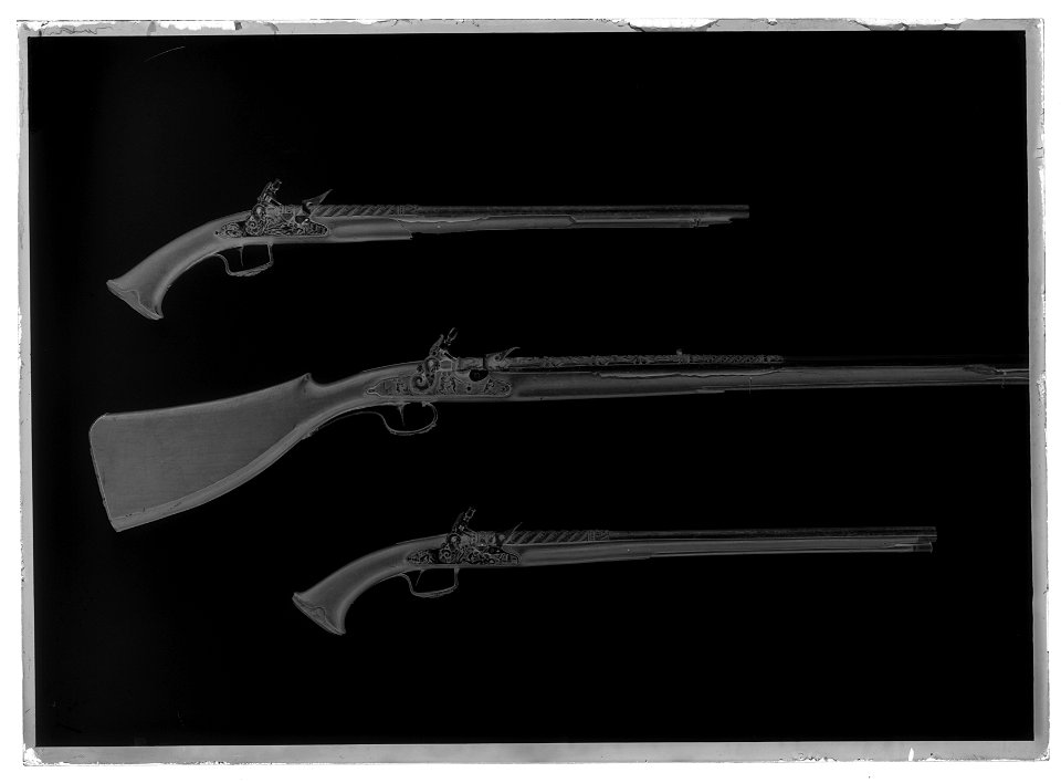 Flintlåsbössa, troligen tillverkad i Liège, 1640-tal, i garnityr med pistoler nr 5321-2 - Livrustkammaren - 69026-negative