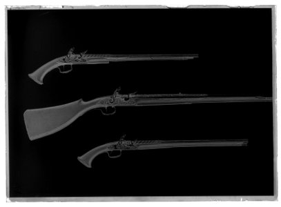 Flintlåsbössa, troligen tillverkad i Liège, 1640-tal, i garnityr med pistoler nr 5321-2 - Livrustkammaren - 69026-negative