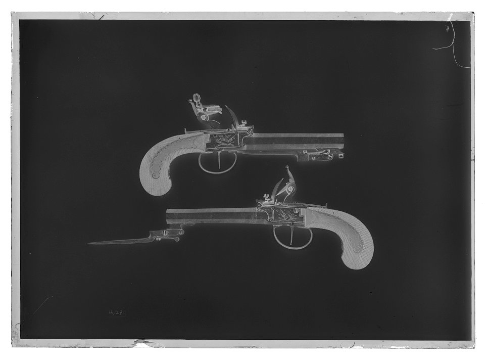 Flintlåsfickpistol med lådlås och bajonett, Belgien , 1700-talets slut, par med nr 9949 - Livrustkammaren - 26273-negative