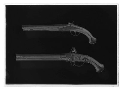 Flintlåspistol, pipan signerad à Paris (efterapning ), 1700-talets mitt, låset ändrat till slaglås - Livrustkammaren - 69692-negative