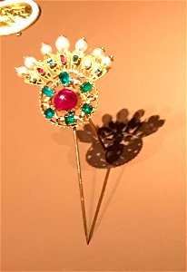 Green and red hairpin with pearls