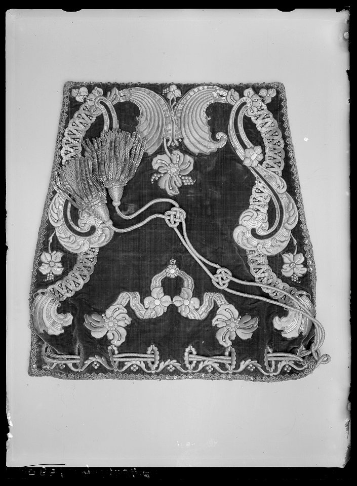 Fotsack till praktsläde från Wien. Broderad med guld på blå sammet - Livrustkammaren - 17807
