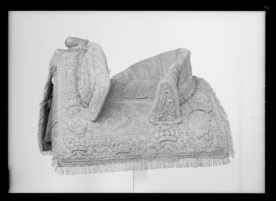 Bomsadel, Frankrike, 1650-talet av isabellafärgad sammet - Livrustkammaren - 35783