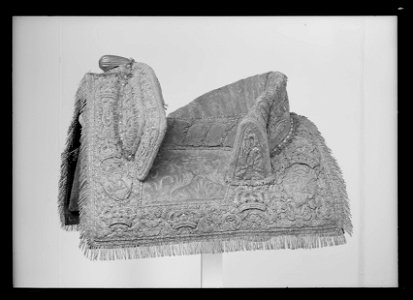 Bomsadel, Frankrike, 1650-talet av isabellafärgad sammet - Livrustkammaren - 44341