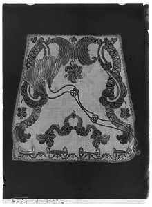 Fotsack till praktsläde från Wien. Broderad med guld på blå sammet - Livrustkammaren - 17807-negative. Free illustration for personal and commercial use.