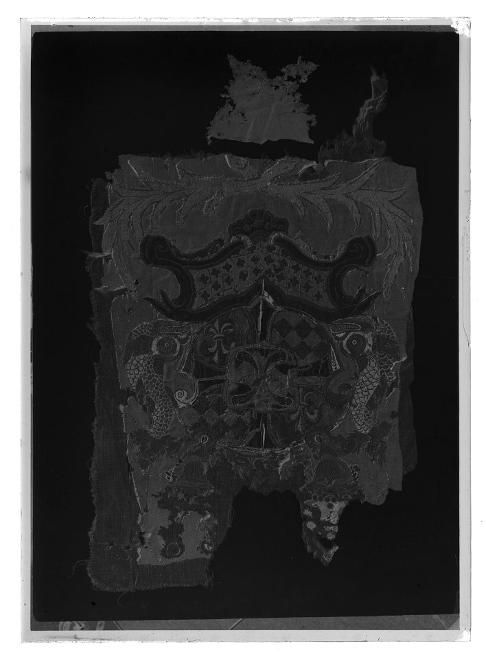 Fragment av hästtäcke med friherrliga ätten Sacks vapen - Livrustkammaren - 26902-negative