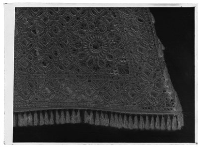 Fragment-3 st metallbitar och 7 st runda metall nitar 5 mm i diameter - Livrustkammaren - 77392-negative