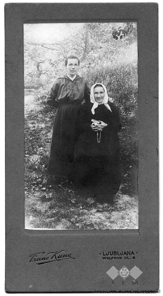 Franc Kunc - Fotografija ženske pražnje noše