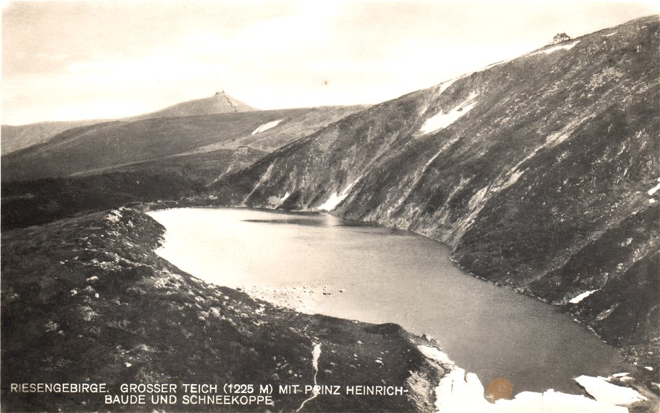 Großer Teich im Riesengebirge (1225m) mit Prinz-Heinrich-Baude und Schneekoppe