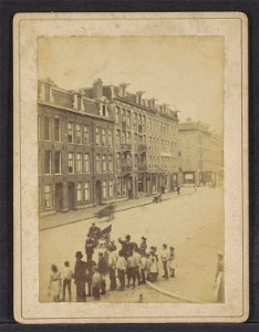Groepje kinderen op straat in de Pijp, Afb ANWZ00467000001