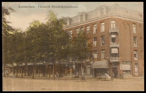 Frederik Hendrikplantsoen met links de Frederik Hendrikstraat. N.V. Luxe Papierwarenhandel v.h. Roukes & Erhart, Baarn, Afb PBKD00008000002