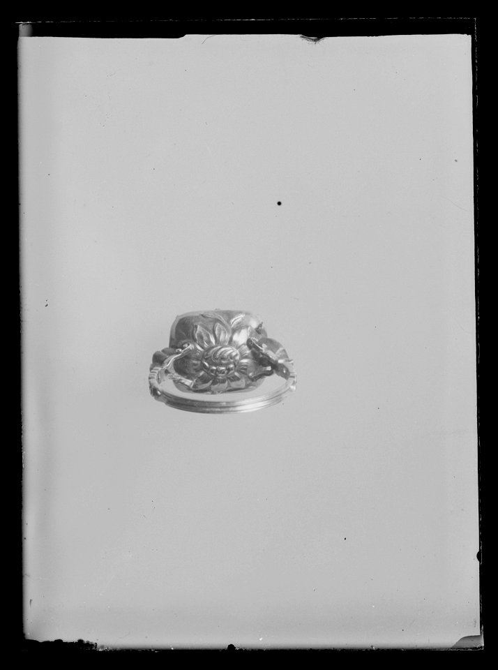 Guldring med peridot, 1600-tal - Livrustkammaren - 54166
