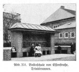 Hamburg und seine Bauten 1914, Band 1, Abbildung 251, Volksschule von Essenstraße, Trinkbrunnen