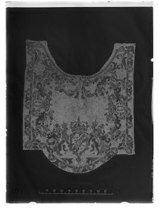 Handhästtäcke, ur en svit om 30 st med svenska riksvapnet och Karl XIs namnchiffer - Livrustkammaren - 43428-negative