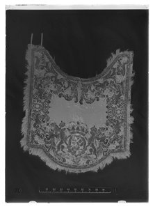 Handhästtäcke, ur en svit om 30 st med svenska riksvapnet och Karl XIs namnchiffer - Livrustkammaren - 51988-negative. Free illustration for personal and commercial use.