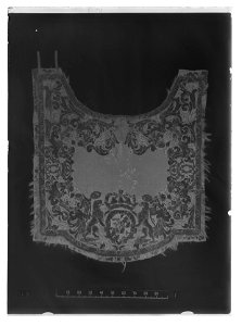 Handhästtäcke, ur en svit om 30 st med svenska riksvapnet och Karl XIs namnchiffer - Livrustkammaren - 625-negative