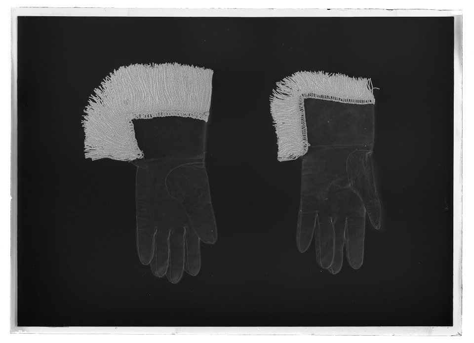 Handske till Serafimerdräkt. Vänster - Livrustkammaren - 77783-negative