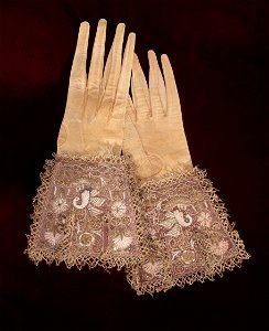 Handske som möjligen kan ha tillhört drottning Maria Eleonora, 1620-1632.+19686 - Livrustkammaren - 5099