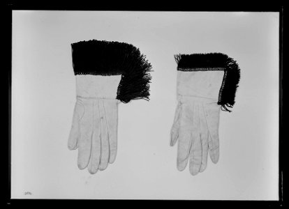 Handske till Serafimerdräkt. Vänster - Livrustkammaren - 739