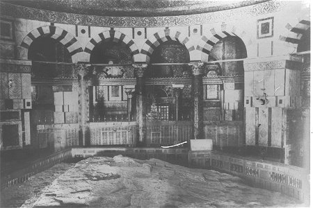 INSIDE THE DOME OF THE ROCK (MOSQUE OMAR) ON THE TEMPLE MOUNT IN JERUSALEM. (COURTESY OF AMERICAN COLONY). מסגד עומר על הר הבית בירושלים.