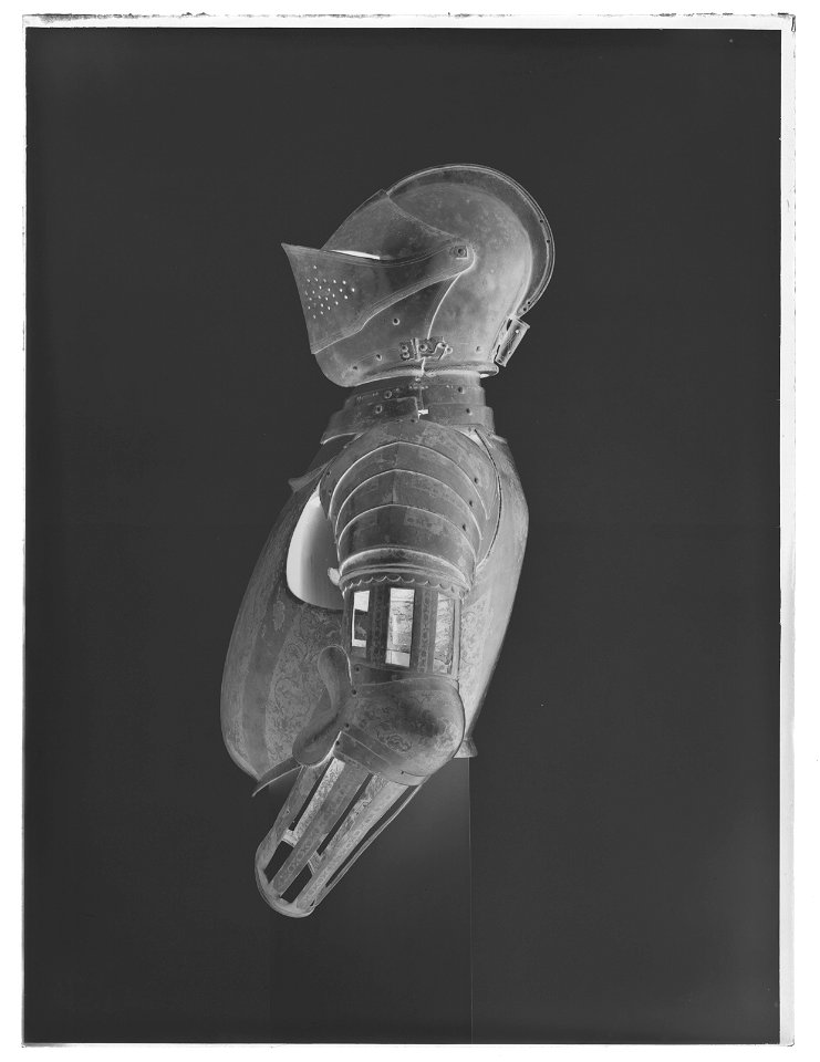 Harnesksmed, sluten hjälm - Livrustkammaren - 77147-negative